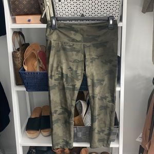 Original savasana camo wunder under crop : lululemon sz6